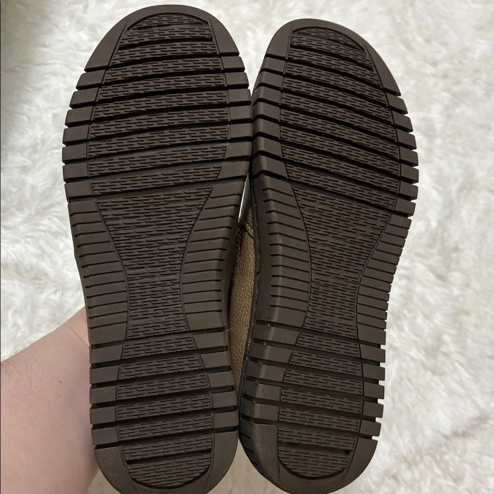 NWOT Easy Street Taupe Women’s Oriel Comfort Flats Slip On Size 6 NARROW